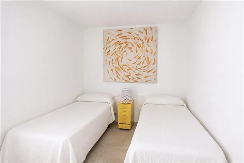 Semi-new penthouse in a residential complex with swimming pool in the Colegios area — photo 10