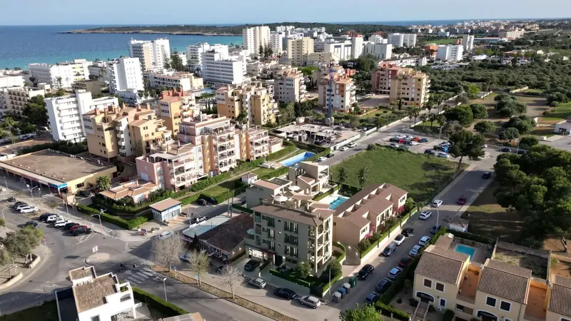 In the heart of Cala Millor, an attractive residential complex is being built with a total of 14 units, divided into 10 apartments and fou — photo 8