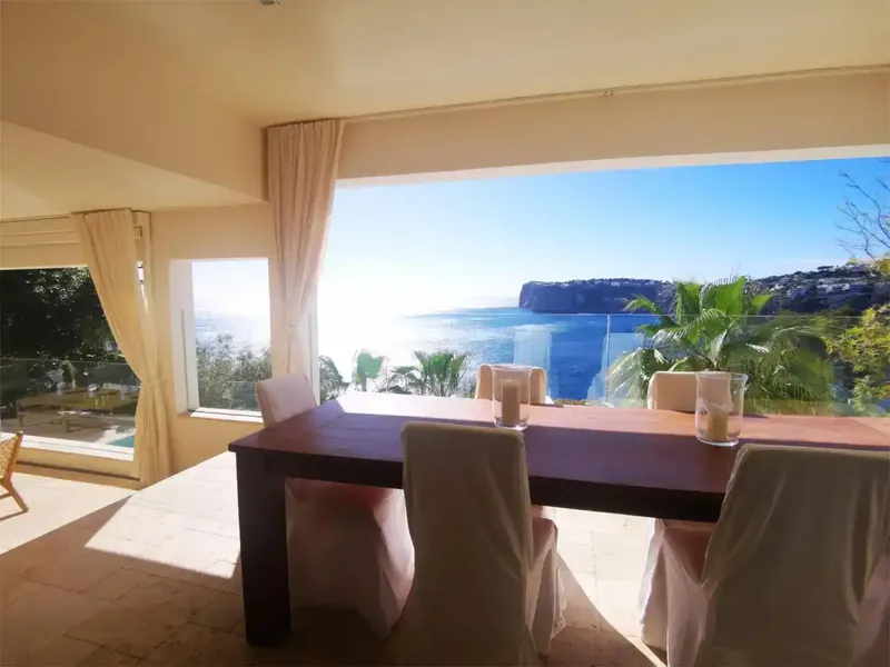 Esta villa moderna se ubica en la exclusiva zona de Cala Llamp en Port d´Andratx, y ofrece hermosas vistas al mar y puestas de sol. La villa — photo 4