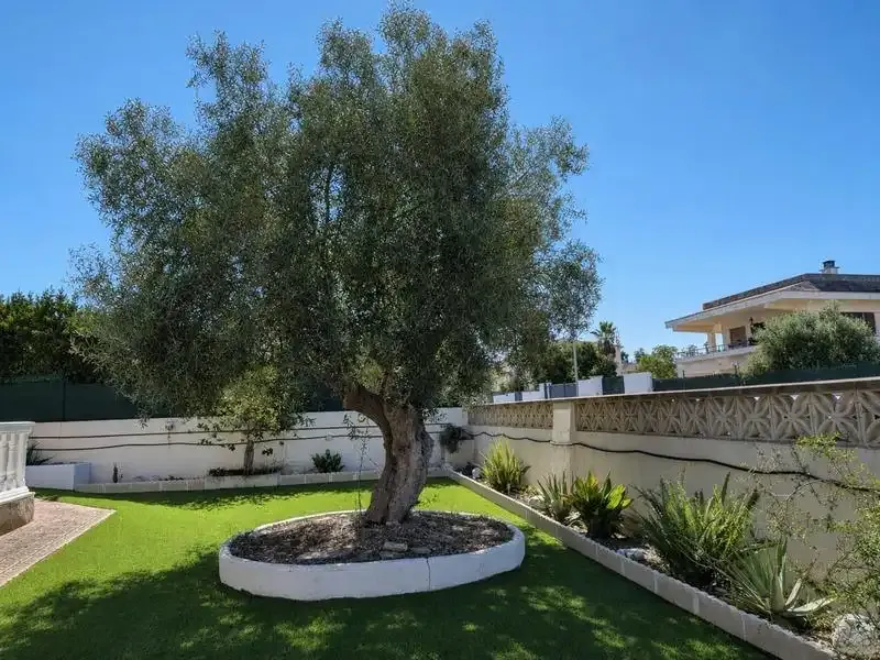 On a plot of 1,106 m2 in Ses Palmeres, this south-facing detached villa offers an unusual combination of space, flexibility and outdoor areas. — photo 12