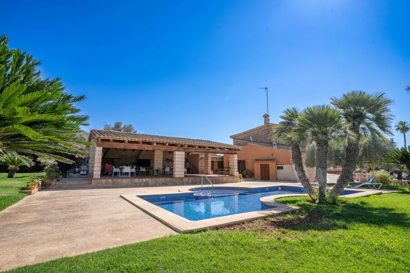 Exceptional Historic Family Estate with Endless Potential — photo 2