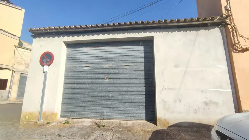 Ubicado en una zona elevada y tranquila, este solar urbano de 91 m2 en Santa Margalida actualmente se usa como garaje, pero es edificable co — photo 1