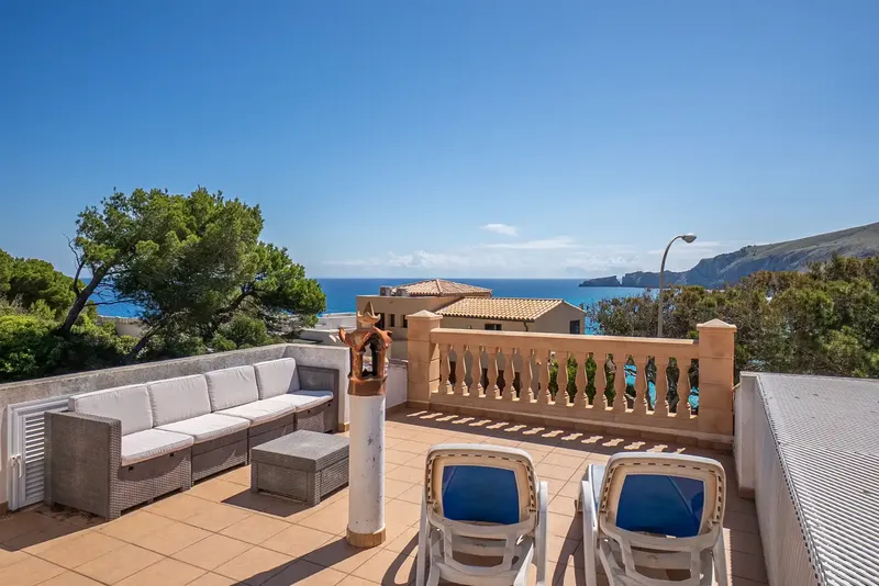 This villa with fantastic sea views in a privileged location in Cala Mesquida combines Mediterranean charm, spacious living and — photo 10