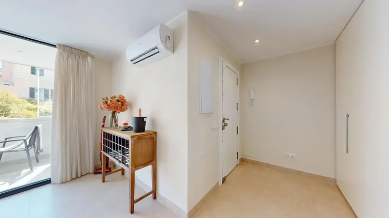 Located next to the emblematic Plaza España and just minutes from Plaza Patines, this exclusive, completely renovated apartment enjoys — photo 7
