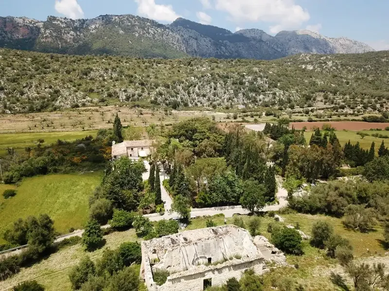 Located in an idyllic natural environment in the heart of the Serra de Tramuntana, this traditional Mallorcan finca offers an opportunity — photo 2