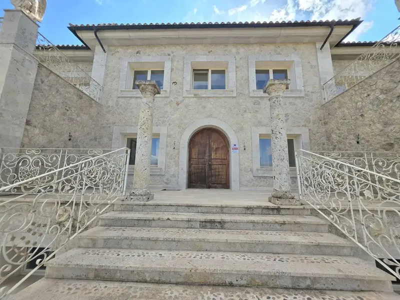 In a privileged elevated position, not far from Playa de Muro, this extraordinary property rises above the island between Santa Margalida — photo 2