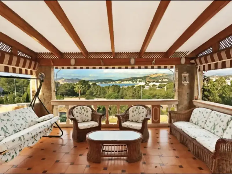 Mediterranean-style villa in a quiet residential area of Santa Ponsa, in the southwest of Mallorca. The house was built on a plot — photo 1