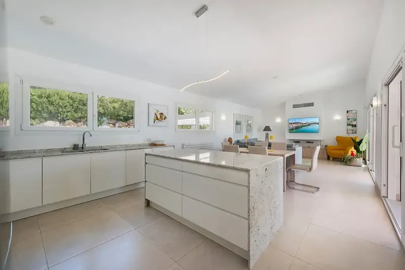 Built in 2017 and used exclusively as a private holiday home by its current owners, this elegant detached villa — photo 10