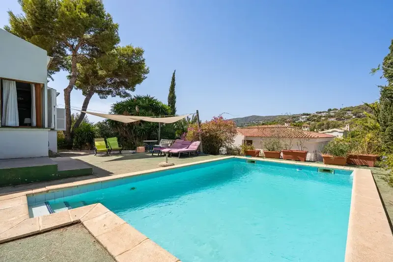 Esta villa independiente en venta en Old Bendinat ofrece una magnífica oportunidad para crear una residencia a medida en una de las zonas co — photo 1
