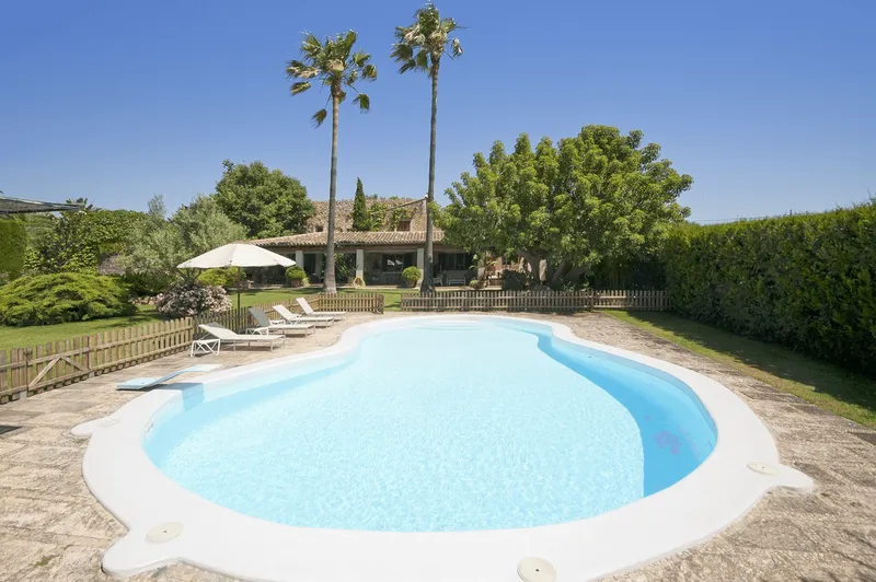 Estate with a Mediterranean-style garden in Santa Maria — photo 1