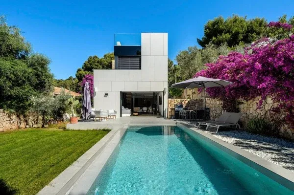 Modern villa in the upscale residential area of Portals Nous in the southwest — photo 1