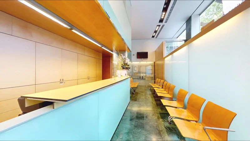 Commercial premises in Plaza de los Patines, privileged location — photo 1
