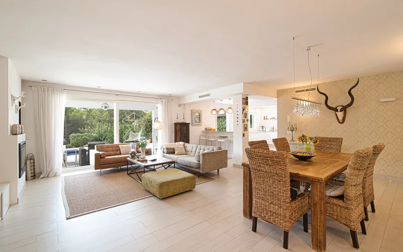Family villa with a guest apartment and a large pool in a sought-after location in Santa Ponsa — photo 2
