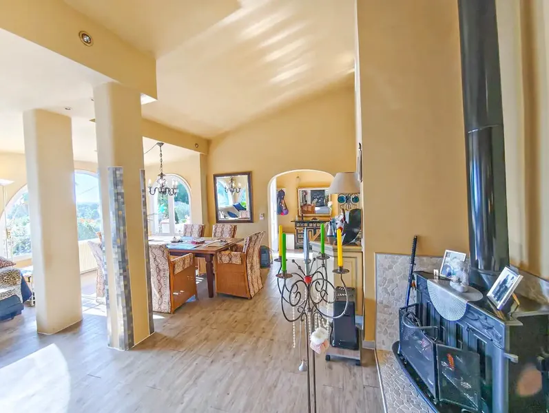At first glance, this exceptional property captivates with its unique atmosphere. Its privileged location near the sea, its sunny terraces and — photo 8