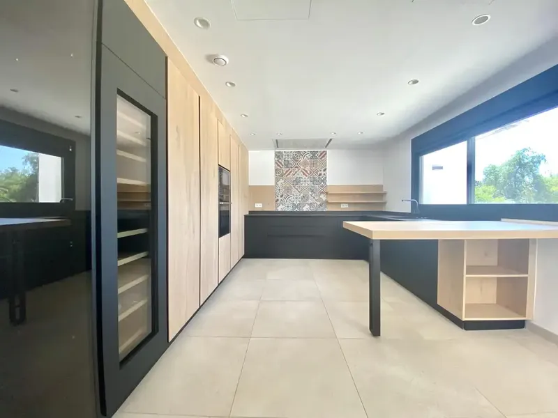 Cherryhouse Invest presents this spectacular high-end villa located in the prestigious private urbanization of Sa Planera, one of the — photo 11
