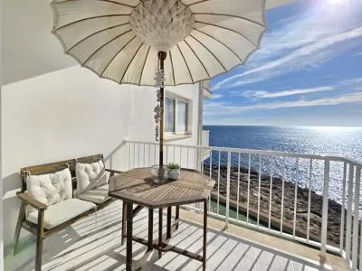 Bright, light-filled apartment on the first sea line in Portocolom — photo 8