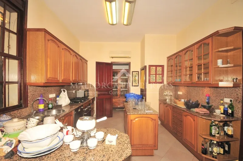 Large traditional style residence overlooking Calanova harbour — photo 7