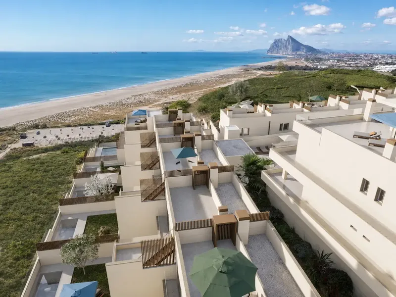 Exclusive 3-bedroom apartment on the beachfront with panoramic sea views and Gibraltar — photo 9