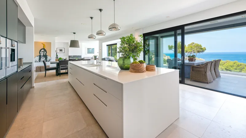 Sophisticated luxury villa in Santa Ponsa with pool, tennis court and fantastic sea views — photo 7