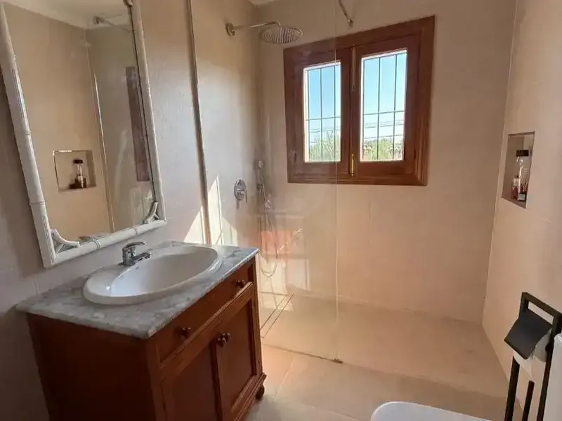 Encantadora finca rústica con casa de 2 plantas y parcela totalmente vallada. En la planta baja: acogedor comedor-salón con chimenea y cocin — photo 8