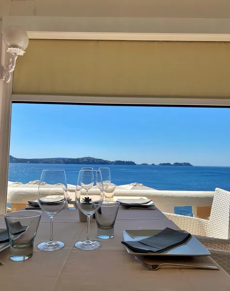 Historic restaurant on the first line of the sea with terrace and pool — photo 10
