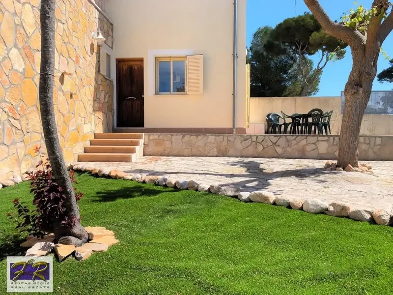 Fantastic semi-detached villa, located a few meters from the beach — photo 1