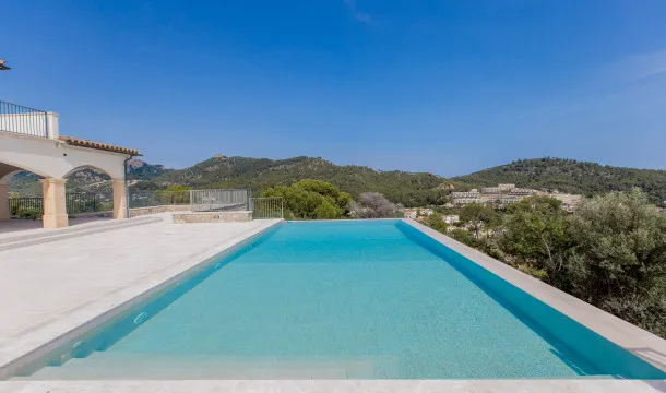 Impressive estate overlooking the Bay of Camp de Mar — photo 7