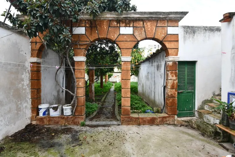 Complex of 3 independent houses of approximately 667m2 built with a large central patio — photo 2