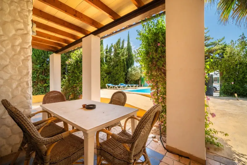 A home full of potential is this villa of approx. 150 m2 in Puerto Alcudia, near the beach and the lakes, with 4 bedrooms, 2 bathrooms, kitchen — photo 3