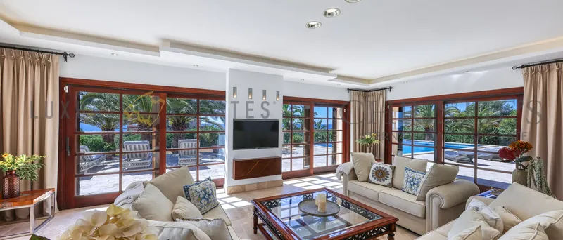 Unique finca-style villa in Porto Cristo on the beachfront set on a 50,000 m² lot — photo 6