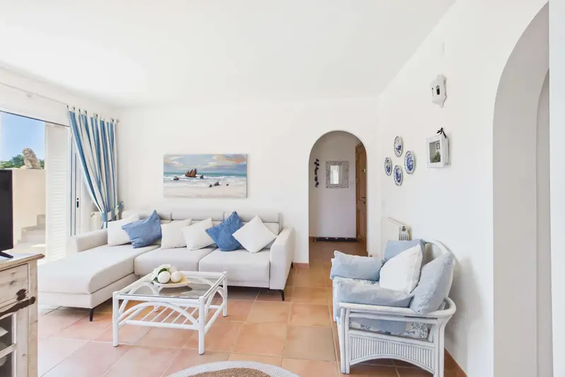 This tastefully furnished and bright apartment is located in a small, well-maintained residential complex with only 18 owners, ideal — photo 7