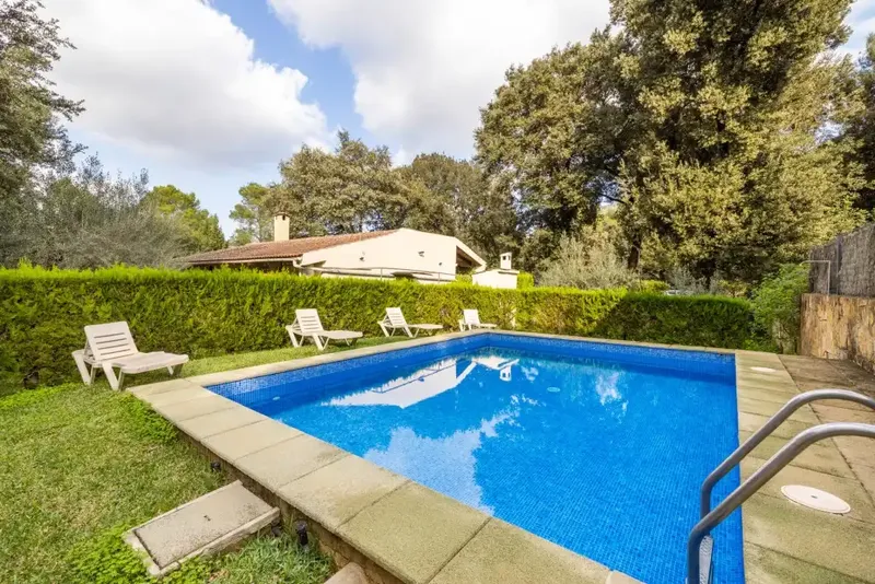 This villa for sale in Son Toni has a lot to offer, enjoying a convenient location with easy access to shops, golf course — photo 1