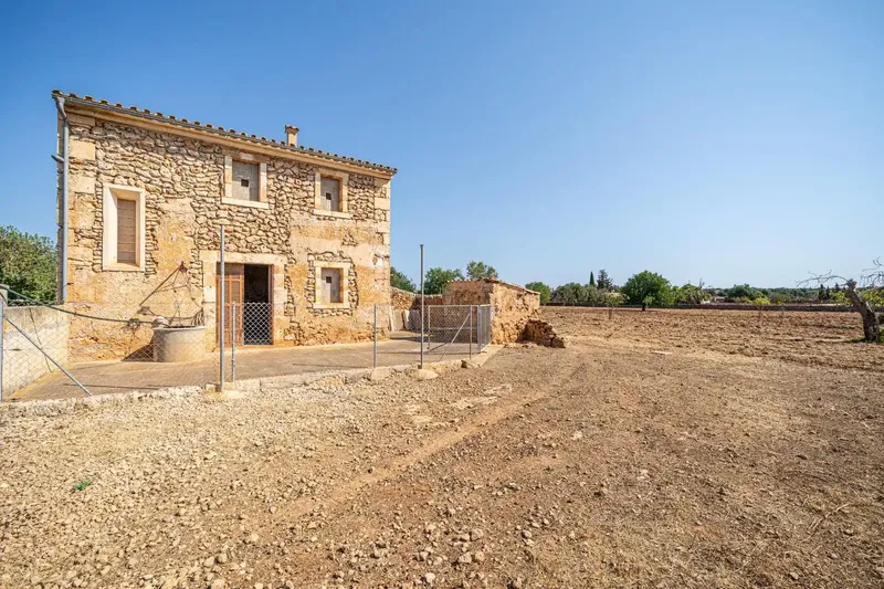 Rustic finca with traditional stone construction to renovate in Maria de la Salut, Mallorca — photo 4