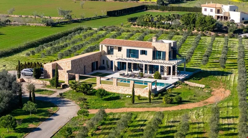 Contemporary architectural villa with expansive views for sale in Santanyí — photo 1