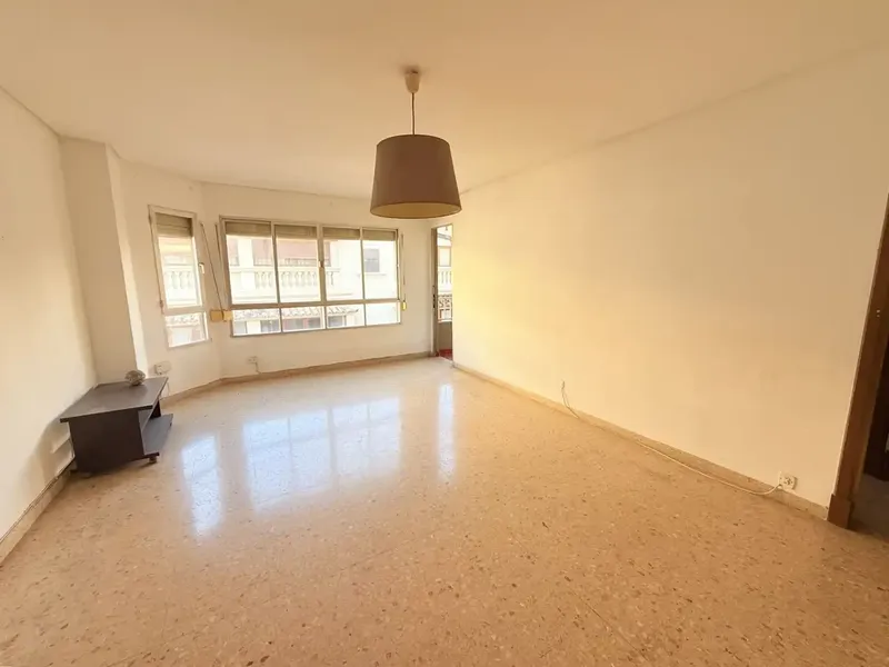 AMPLITUD Y EXCELENTE UBICACIÓN JUNTO A PLAZA DE LAS COLUMNAS Y CALLE NUREDUNA · 148 m² — photo 7