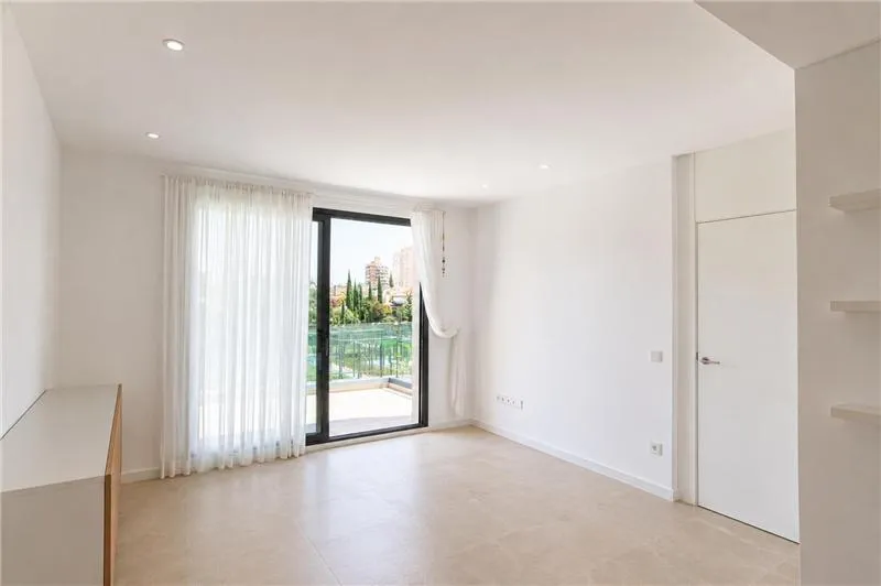 Semi-new penthouse in a residential complex with swimming pool in the Colegios area — photo 2