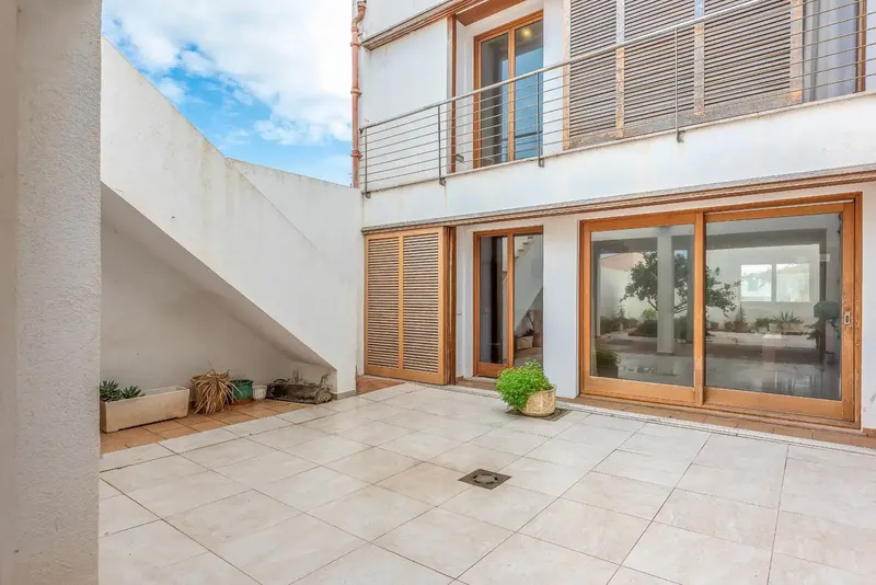 Located in Colònia de Sant Pere, this house opens onto a large living-dining room of generous dimensions, the true heart of the home. — photo 9