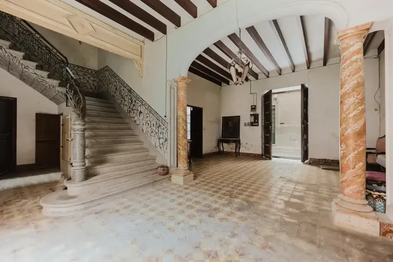 This beautiful early 20th century mansion with striking facade and spacious rooms is offered for sale in the heart of Manacor. — photo 2