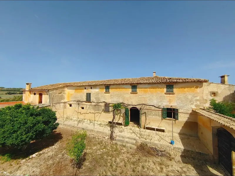 This magnificent Mallorcan country house with 550,000 m2 of land and buildings totaling 2,000 m2 in Algaida dates from the 15th century, although the — photo 2