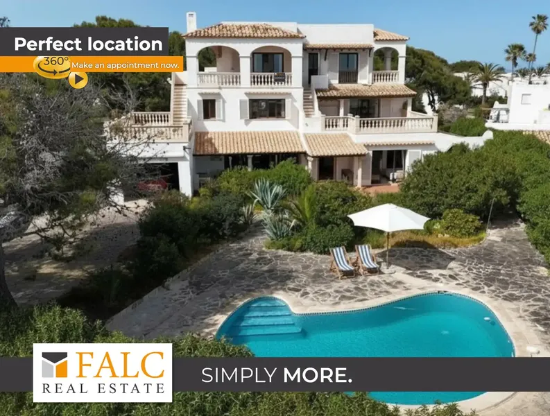 In a highly sought-after location in Cala Serena, this impressive villa is situated on the second line of the sea with stunning views — photo 1