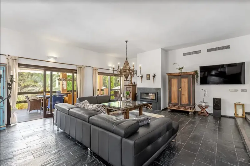 Villa in a unique location, only 5 minutes walk from the beach in Costa de la Calma. Living area of 350m2 — photo 7
