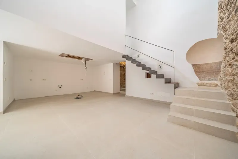 Discover this impressive townhouse located in the center of Petra, an area known for its easy access and availability of parking — photo 9