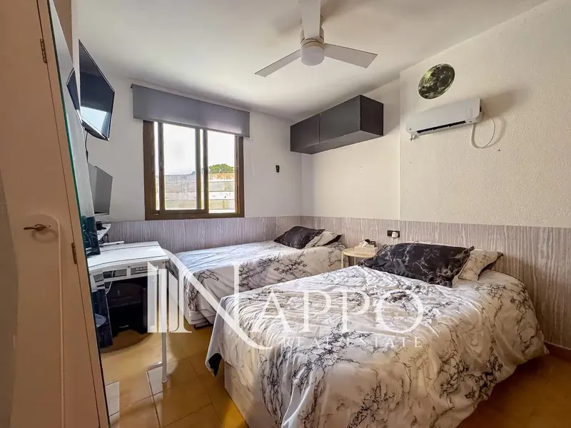 Nappo Real Estate tiene el placer de presentar este atractivo apartamento situado en primera línea de mar en Magaluf, dentro de un cuidado c — photo 11