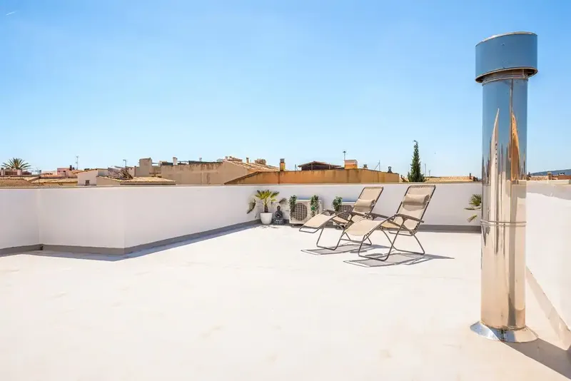 Located in the charming village of Consell, this magnificent townhouse offers spacious interiors, modern amenities and spectacular — photo 1