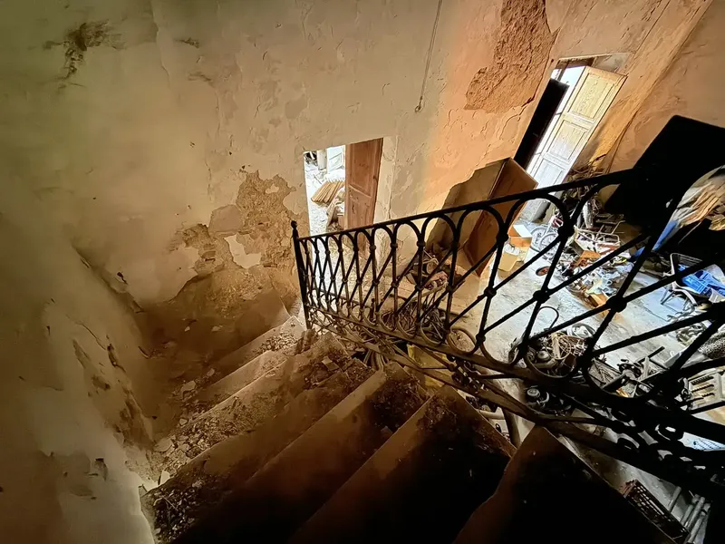 Discover the charm of this majestic manor house with endless possibilities! — photo 11