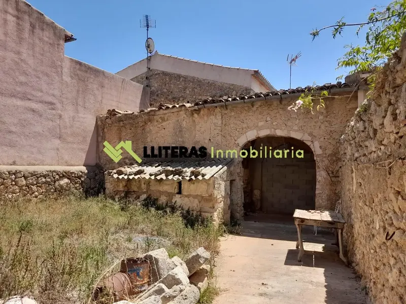 Village house with Mallorcan character located on the square of Búger, one of the smallest villages in Mallorca on top of a hill — photo 2