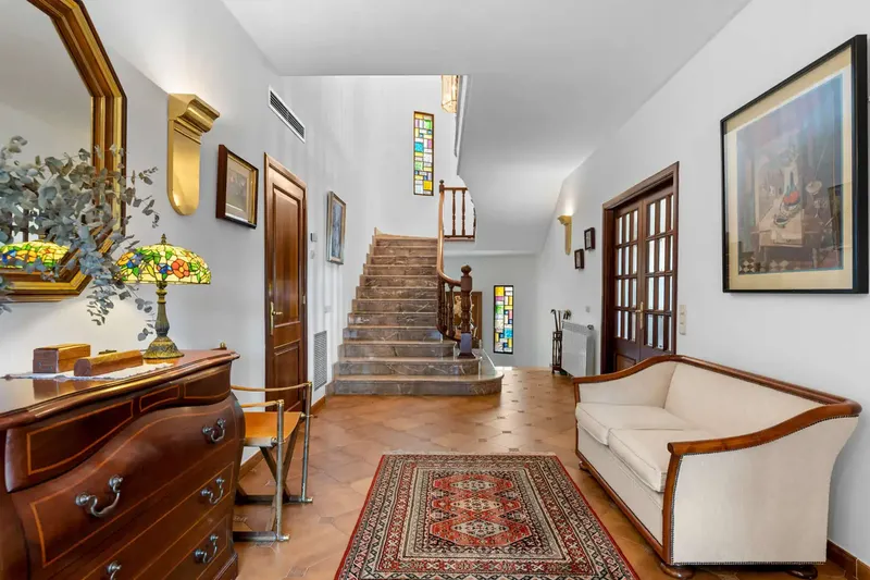 This exceptionally prestigious estate combines the charm of a Mediterranean country house with elegant, timeless furniture and a well-maintained condition — photo 12