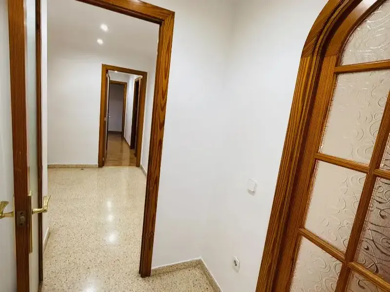 Opportunity, bright family flat for rent. In Plaza de Toros area, approx. 135m2, living room, dining room, furnished and semi-equipped kitchen — photo 4