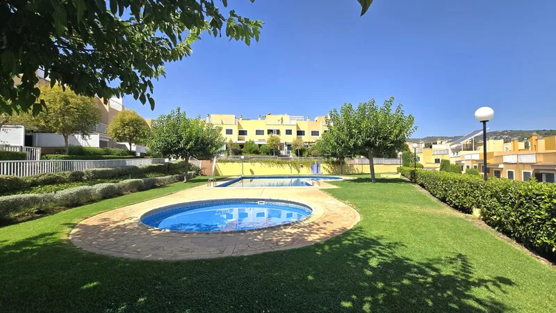 VE-JHRE067 – Beautiful Townhouse with 4 Double Bedrooms and Communal Pool — photo 1