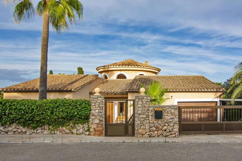 Mediterranean house with pool and sea views — photo 1